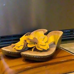 Born Leather Yellow wedge heel Sandler